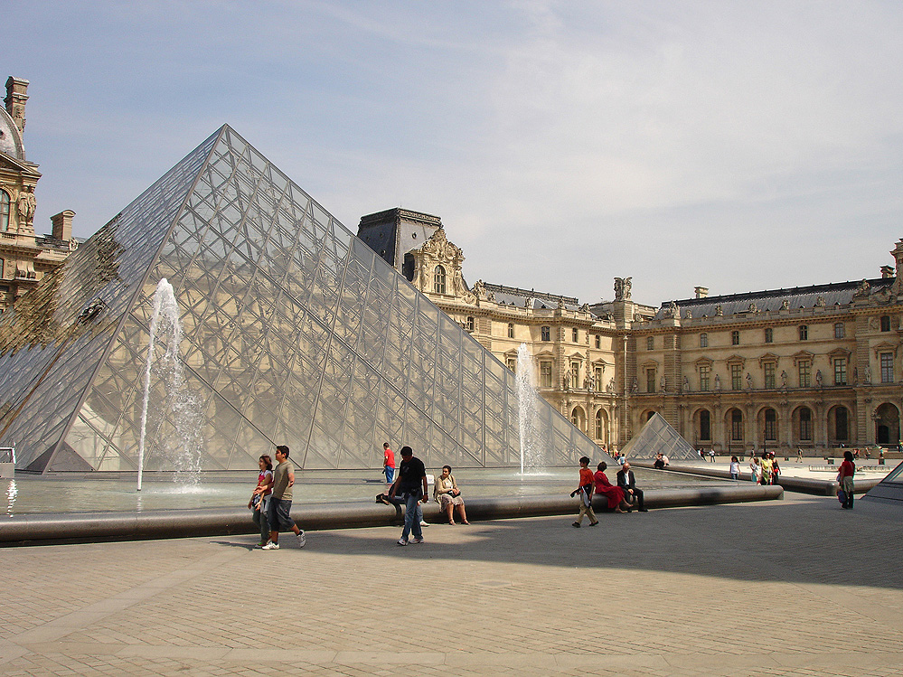 Pyramide - Muse Du Louvre Pyramide