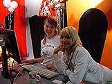 Blondine und sexy vollbusige braunhaarige Frau vom G DATA Antivirussoftware Stand