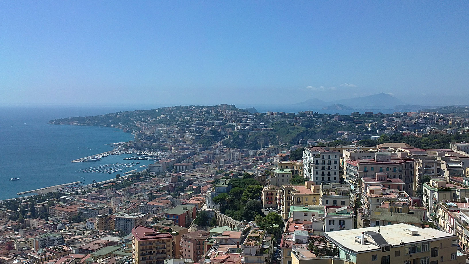 die Stadt Neapel der Hafen und die Berge