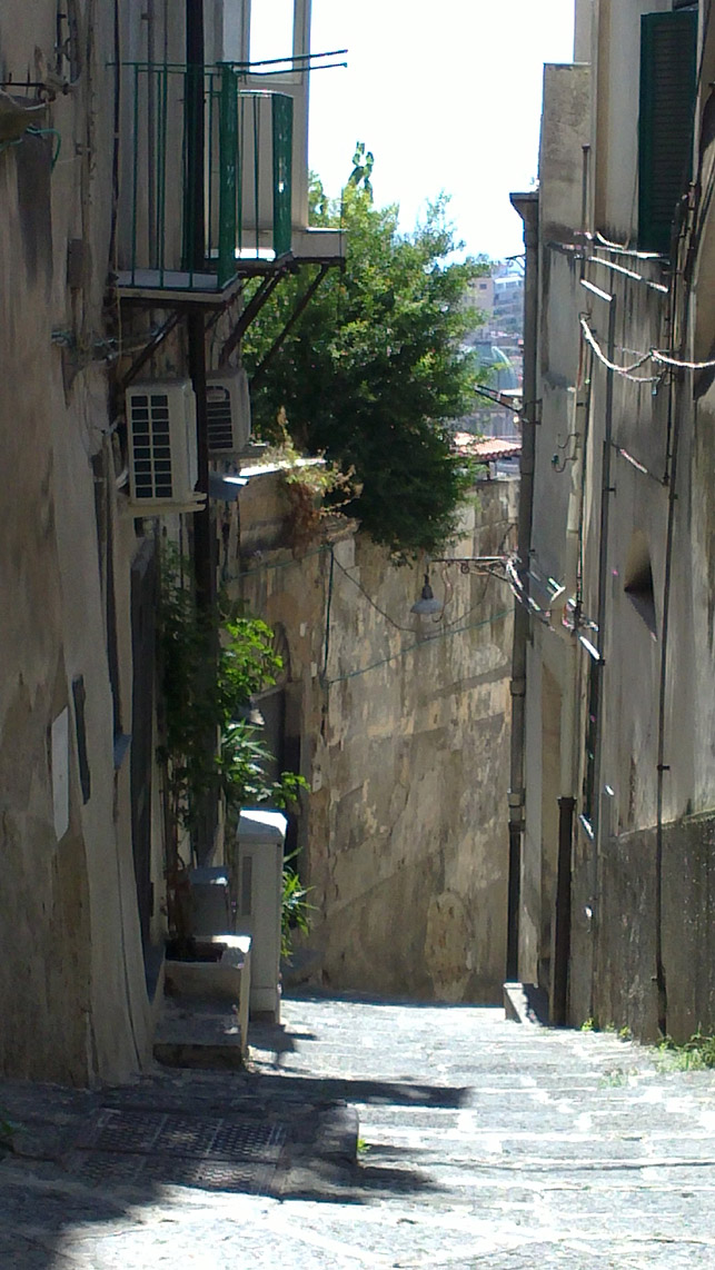 steile Gasse in Neapel